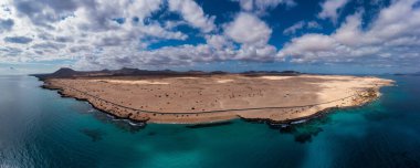 Corralejo Ulusal Parkı (Parque Natural de Corralejo), İspanya 'nın Kanarya Adaları Fuerteventura adasının kuzeydoğu köşesinde yer alan panoramik yüksek açılı hava aracı görüntüsü..