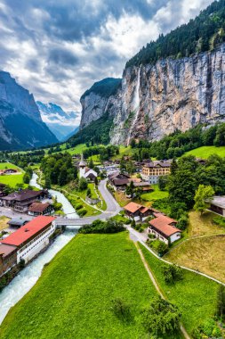 Ünlü kilisesi ve Staubbach şelalesi ile turistik alp köyü Lauterbrunnen 'in inanılmaz yaz manzarası. Konum: Lauterbrunnen Köyü, Berner Oberland, İsviçre, Avrupa.