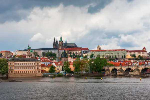 Çek Cumhuriyeti Prag 'daki Vltava nehri üzerindeki Eski Şehir İskelesi mimarisi ve Charles Köprüsü manzaralı. Prag ikonu Charles Bridge (Karluv Most) ve Eski Şehir Köprüsü Kulesi, Çek Cumhuriyeti.