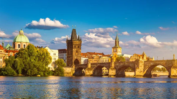 Çek Cumhuriyeti Prag 'daki Charles Köprüsü. Prag, Çek Cumhuriyeti. Charles Bridge (Karluv Most) ve Old Town Tower. Vltava Nehri ve Charles Köprüsü. Dünya seyahati, gezi ve turizm kavramı.