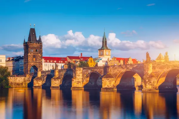 Prag'ın eski şehri. Çek Cumhuriyeti nehir Vltava üzerinde Charles Köprüsü silueti üzerinde. Kırmızı çatılı Prag panorama manzara manzarası. Petrin Tepesi'nden Prag manzarası, Prag, Çekya.