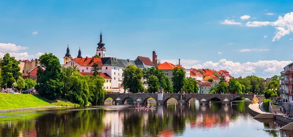 Orta Çağ Pisek Kasabası ve Çek Cumhuriyeti 'nin Güney Bohemya bölgesindeki Otava nehri üzerindeki tarihi taş köprü. Pisek Stone Köprüsü, Çek Cumhuriyeti 'nin en eski korunmuş erken dönem Gotik köprüsü..