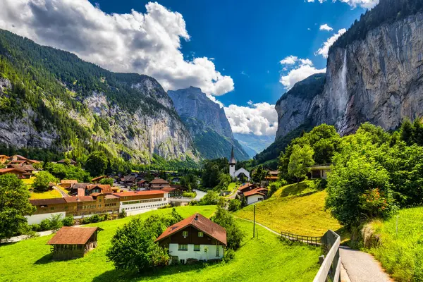Ünlü kilisesi ve Staubbach şelalesi ile turistik alp köyü Lauterbrunnen 'in inanılmaz yaz manzarası. Konum: Lauterbrunnen Köyü, Berner Oberland, İsviçre, Avrupa.