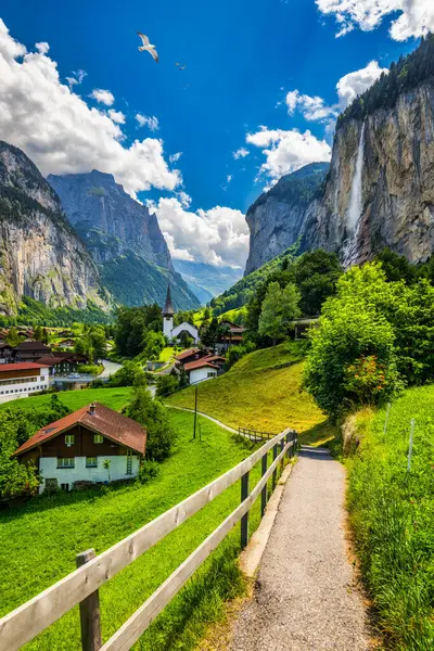 Ünlü kilisesi ve Staubbach şelalesi olan Lauterbrunnen Vadisi. Lauterbrunnen Köyü, Berner Oberland, İsviçre, Avrupa. Güneşli bir günde Lauterbrunnen Vadisi 'nin muhteşem manzarası, İsviçre.