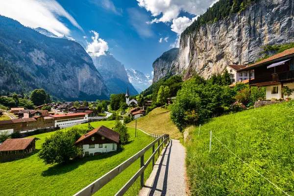 Ünlü kilisesi ve Staubbach şelalesi ile turistik alp köyü Lauterbrunnen 'in inanılmaz yaz manzarası. Konum: Lauterbrunnen Köyü, Berner Oberland, İsviçre, Avrupa.