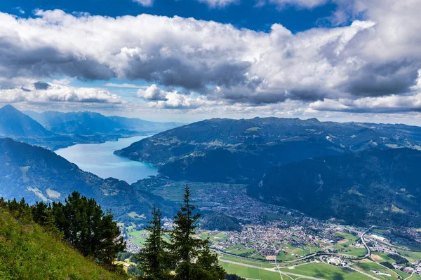 Bernese Oberland, Bern Kantonu, İsviçre 'deki Schynige Platte yolundan güzel Thun Gölü manzarası. İsviçre Alplerinde Schynige Platte adı verilen popüler dağ, hava manzaralı..