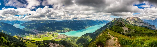 美しい湖トゥン湖とブリエンツ湖は スイスのベルン州のベルン オーバーランドにあるSchynige Platteトレイルからの眺め スイスのシュナイジプレートと呼ばれるスイスアルプスの人気の山 — ストック写真