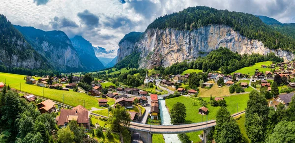 Ünlü kilisesi ve Staubbach şelalesi ile turistik alp köyü Lauterbrunnen 'in inanılmaz yaz manzarası. Konum: Lauterbrunnen Köyü, Berner Oberland, İsviçre, Avrupa.