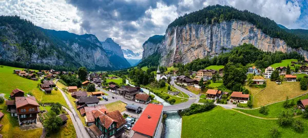 Ünlü kilisesi ve Staubbach şelalesi ile turistik alp köyü Lauterbrunnen 'in inanılmaz yaz manzarası. Konum: Lauterbrunnen Köyü, Berner Oberland, İsviçre, Avrupa.