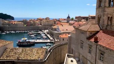 Hırvatistan 'ın güneyinde yer alan ve Adriyatik Denizi, Avrupa' ya bakan Dubrovnik kentinin hava manzarası. Hırvatistan 'ın ünlü Dubrovnik kentinin eski şehir merkezi. Dalmaçya 'nın tarihi Hırvatistan kenti Dubrovnik. 