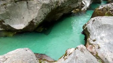 Slovenya Alplerinde Soca Nehri vadisi gibi. Great Soca Gorge (Velika korita Soce), Triglav Ulusal Parkı, Slovenya. Soca Nehri 'nin büyük kanyonu, Bovec, Slovenya. Triglav Ulusal Parkı 'ndaki Soca Vadisi.
