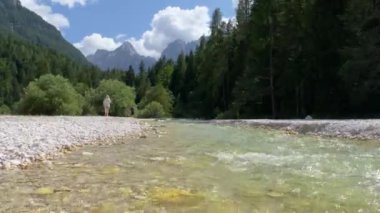 Slovenya Alpleri 'nin harika doğa manzarası. Jasna Gölü 'ndeki inanılmaz yaz manzarası. Triglav Ulusal Parkı. Kranjska Gora, Slovenya. Slovenya Krajsnka Gora 'da Jasna Dağı. 