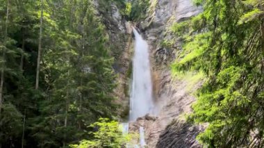 Slovenya 'nın Julian Alpleri' ndeki üç aşamalı Aşağı Martuljek Şelalesi. Triglav Ulusal Parkı. Slovenya 'nın Julian Alps kentindeki Triglav milli parkında Martuljek şelaleli manzara dağı.