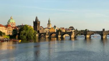 Çek Cumhuriyeti Prag 'daki Charles Köprüsü, Prag, Çek Cumhuriyeti. Charles Bridge (Karluv Most) ve Old Town Tower. Vltava Nehri ve Charles Köprüsü, dünya seyahati, gezi ve turizm konsepti.