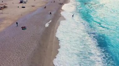 İkonik turkuaz ve safirden oluşan hava aracı videosu ve Myrtos, Kefalonia (Cephalonia) adası plajı, İyonya, Yunanistan. Myrtos Sahili, Kefalonia Adası, Yunanistan. Myrtos plajının güzel manzarası.
