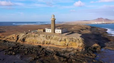 Punta de Jandia deniz feneri yukarıdan, hava mavisi deniz, Fuerteventura, Kanarya Adası, İspanya. Punta Jandia deniz feneri (Faro de Punta Jandia). Fuerteventura, Kanarya Adası, İspanya.