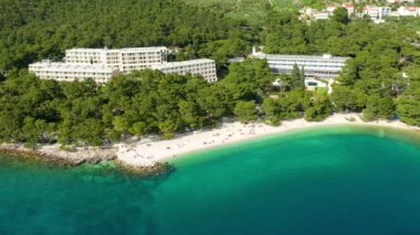 Hırvatistan 'ın Makarska Riviera kentinin Brela kentindeki Punta Rata plajının güzel hava manzarası. Hırvatistan 'ın Makarska Riviera, Brela, Dalmaçya bölgesindeki Punta Rata plajı ve liman manzarası.