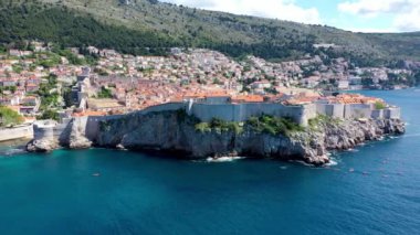 Hırvatistan 'ın güneyinde yer alan ve Adriyatik Denizi, Avrupa' ya bakan Dubrovnik kentinin hava manzarası. Hırvatistan 'ın ünlü Dubrovnik kentinin eski şehir merkezi. Dalmaçya 'nın tarihi Hırvatistan kenti Dubrovnik. 