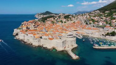 Hırvatistan 'ın güneyinde, Adriyatik Denizi, Avrupa' ya bakan bir kent. Hırvatistan 'ın ünlü Dubrovnik kentinin eski şehir merkezi. Dubrovnik eski kasabası (ortaçağ Ragusa) ve Dalmaçya Sahili manzarası.