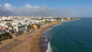 Geniş sahil ve beyaz mimarisi olan Albufeira 'nın deniz manzarası, Algarve, Portekiz. Albufeira, Algarve, Portekiz 'deki geniş kumlu sahil. Albufeira kasabasının havadan görünüşü, Algarve, Portekiz.