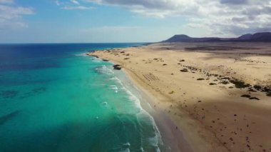 Corralejo Park, Fuerteventura, Kanarya Adaları 'ndaki kumsal manzarası. Corralejo Sahili (Grandes Playas de Corralejo) Fuerteventura, Kanarya Adaları, İspanya. Güzel turkuaz su ve beyaz kum.