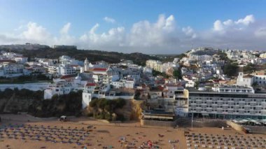 Hırvatistan 'ın güneyinde, Adriyatik Denizi, Avrupa' ya bakan bir kent. Hırvatistan 'ın ünlü Dubrovnik kentinin eski şehir merkezi. Dubrovnik eski kasabası (ortaçağ Ragusa) ve Dalmaçya Sahili manzarası.