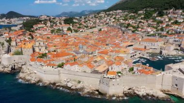 Hırvatistan 'ın güneyinde, Adriyatik Denizi, Avrupa' ya bakan bir kent. Hırvatistan 'ın ünlü Dubrovnik kentinin eski şehir merkezi. Dubrovnik eski kasabası (ortaçağ Ragusa) ve Dalmaçya Sahili manzarası.