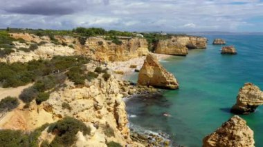 Praia da Marinha, Portekiz, Algarve 'deki güzel sahil Marinha. Deniz Sahili (Praia da Marinha), Algarve 'deki Lagoa Belediyesinin Atlantik kıyısında yer alan plajda uçan martılara sahiptir..