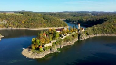 Zvikov kalesinin havadan görünüşü, Çek. Güney Bohemya Bölgesi 'nde Vltava ve Otava nehirlerinin kesiştiği yerdeki Zvikov kalesi. Çek Cumhuriyeti 'nin Bohemya' nın güneyindeki Zvikov Kalesi.