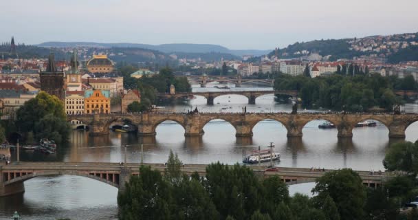夕日の光 カレル橋で有名なカレル橋は プラハの象徴的なランドマークの一つです プラハ チェコ共和国 — ストック動画