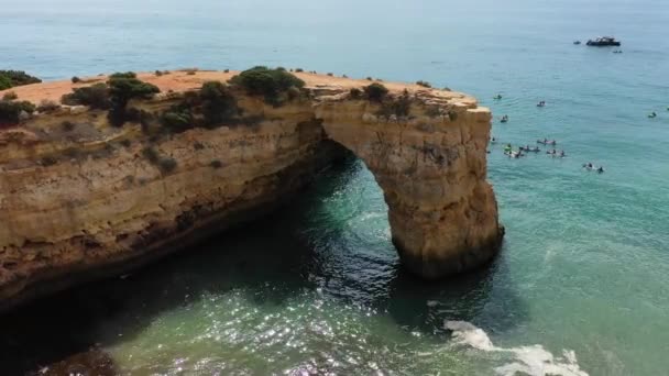 Naturlig Båge Ovanför Havet Arco Albandeira Algarve Portugal Stenvalv Vid — Stockvideo