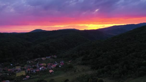 Letecký Pohled Létání Přes Hory Les Krásnými Mraky Obloha Při — Stock video
