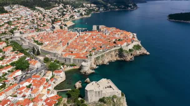 ドゥブロヴニク アドリア海 ヨーロッパに面したクロアチア南部の都市 クロアチアの有名な町ドゥブロヴニクの旧市街の中心地 ドゥブロヴニクの古い町 中世のラグーサ とダルマチア沿岸の写真ビュー — ストック動画