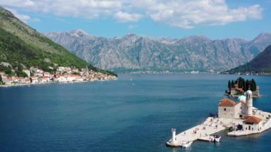 Aziz George Adası ve Karadağ 'ın Perast kentindeki Kayalıkların Efendisi Kilisesi. Boka Kotor Körfezi kıyısındaki Kaya Adası Leydimiz ve Perast Kilisesi (Boka Kotorska), Karadağ, Avrupa. 