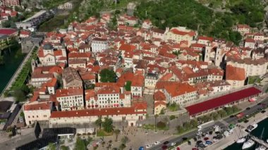 Karadağ 'ın eski Kotor kentinin hava manzarası. Kotor Körfezi, Adriyatik Denizi 'nin en güzel yerlerinden biridir. Tarihi Kotor Eski Kenti ve Adriyatik Denizi Kotor Körfezi, Karadağ.