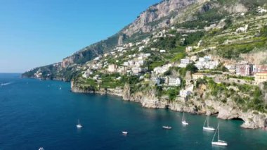 Güzel Amalfi kasabası manzarası, Campania, İtalya. Amalfi kıyıları Avrupa 'nın en popüler seyahat ve tatil beldesidir. Akdeniz kıyısındaki Amalfi şehri, Amalfi kıyısı, İtalya.