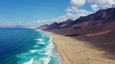 Uçsuz bucaksız ufku olan harika Coffee Plajı. Arka planda volkanik tepeler ve Atlantik Okyanusu. Coffee Beach, Fuerteventura, Kanarya Adaları, İspanya. Playa de Coffee, Fuerteventura, Kanarya Adaları.