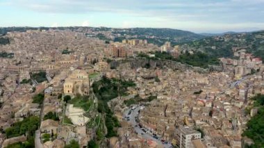 Modica, Sicilya, İtalya 'nın havadan görünüşü. Modica (Ragusa Eyaleti), Barok kasabasının manzarası. Sicilya, İtalya. Yukarıdan antik şehir Modica, Sicilya, İtalya