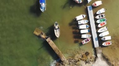 Stavros, Hanya, Girit adası, Yunanistan küçük bir kalp şeklinde lagün ve dağlık deniz manzarası oluşturan turkuaz organize plaj havadan drone üst görüntüleme video. Stavros Plajı; Stavros, Girit, Yunanistan.