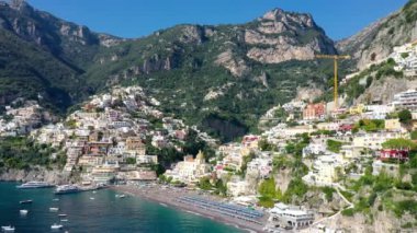 Positano 'nun Campania, İtalya' daki Amalfi Sahili 'ndeki rahat plaj ve mavi deniz manzarası. Amalfi kıyısındaki Positano köyü, Salerno, Campania. Güzel Positano, Campania 'daki Amalfi Sahili.