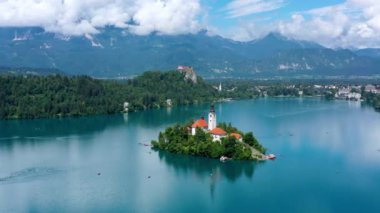 Slovenya 'da Kan Gölü. Güzel dağlar ve küçük hac kilisesi olan Kanlı Göl. Maria 'nın Hacı Kilisesi' yle birlikte adaya ve göle gitti. Kan, Slovenya, Avrupa.