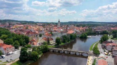Orta Çağ Pisek Kasabası ve Çek Cumhuriyeti 'nin Güney Bohemya bölgesindeki Otava nehri üzerindeki tarihi taş köprü. Pisek Stone Köprüsü, Çek Cumhuriyeti 'nin en eski korunmuş erken dönem Gotik köprüsü..
