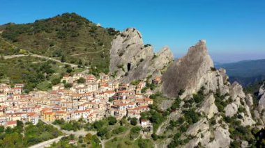 İtalya 'nın Basilicata kentindeki Potenza ili Castelmezzano' nun pitoresk köyü. İtalya 'nın orta çağ şehri Castelmazzano' nun şehir manzarası. Apennines 'teki Castelmezzano köyü Dolomiti Lucane.