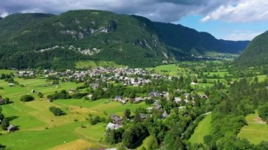 Julian Alps 'teki Slovenya' daki Stara Fuzina köyünün havadan görüntüsü. Slovenya 'nın popüler turistik beldesi. Bohinj Gölü, Aziz John Kilisesi. Triglav Ulusal Parkı, Julian Alps, Slovenya. 