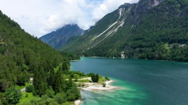 İtalya 'daki Predil Gölü' nün üzerindeki Julian Alps dağlarına küçük bir gölle bakın. Predil Gölü, Friuli İtalya / (Lago del Predil), kuzey İtalya 'da Slovenya sınırı yakınlarındaki güzel alp gölü, İtalya.