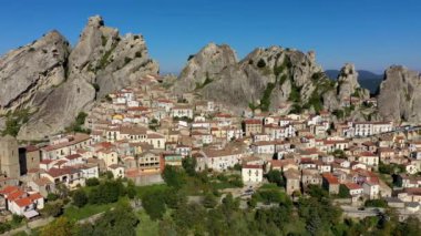 İtalya 'nın ortaçağ şehri Pietrapertosa' nın şehir manzarası. İtalya 'nın Lucanian Dolomitlerindeki Pietrapertosa kasabasının manzarası. Apennines Dolomiti Lucane 'deki Pietrapertosa köyü. Basilicata, İtalya.