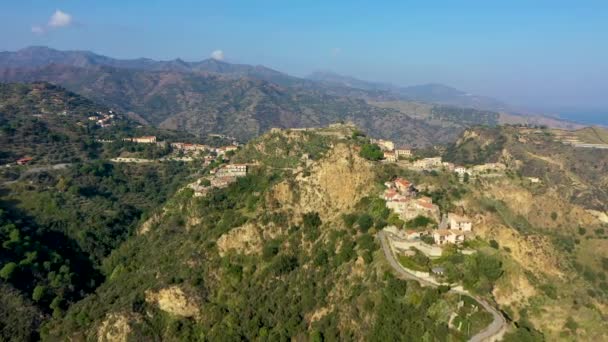 意大利西西里Savoca村的空中景观 西西里的萨沃卡村 Savoca 以教父电影闻名 意大利西西里萨沃卡小镇上一座小山上的房子 — 图库视频影像