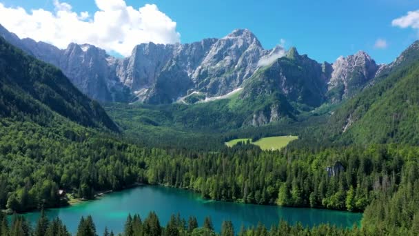Malebné Jezero Lago Fusine Itálii Fusine Jezero Mangart Vrchol Pozadí — Stock video