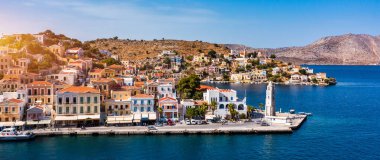 Renkli evler ve küçük teknelerle güzel Yunan adası Symi 'nin (Simi) havadan manzarası. Yunanistan, Suriye adası, Suriye (Rodos yakınlarında), Dodekanese manzarası.