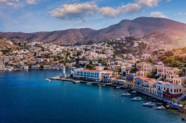 Renkli evler ve küçük teknelerle güzel Yunan adası Symi 'nin (Simi) havadan manzarası. Yunanistan, Suriye adası, Suriye (Rodos yakınlarında), Dodekanese manzarası.